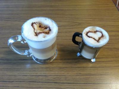 Un latté et un capuccino, prêts en 2 minutes total! (Les coeurs ont étés ajoutés après!)