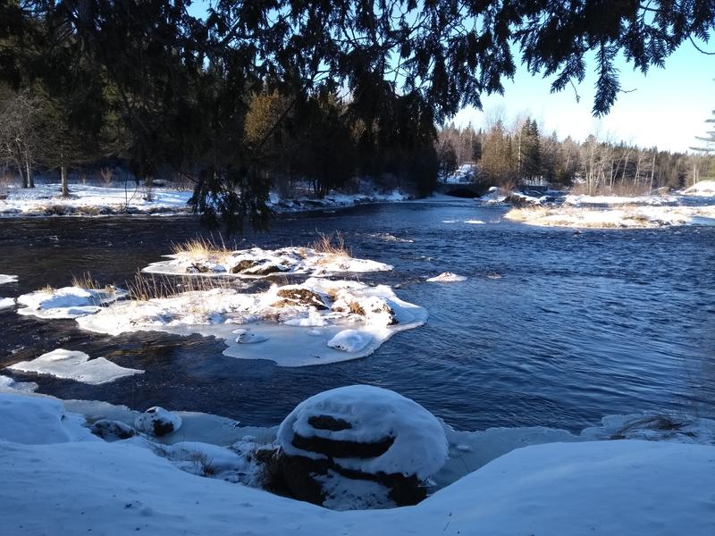 Endroit situé a la frontière entre chaudière apalache et l Estrie .. rivière St François