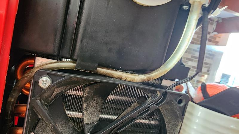 La partie un intérieur du tube (collé sur le compresseur et autres éléments) est brûlé et craqué.