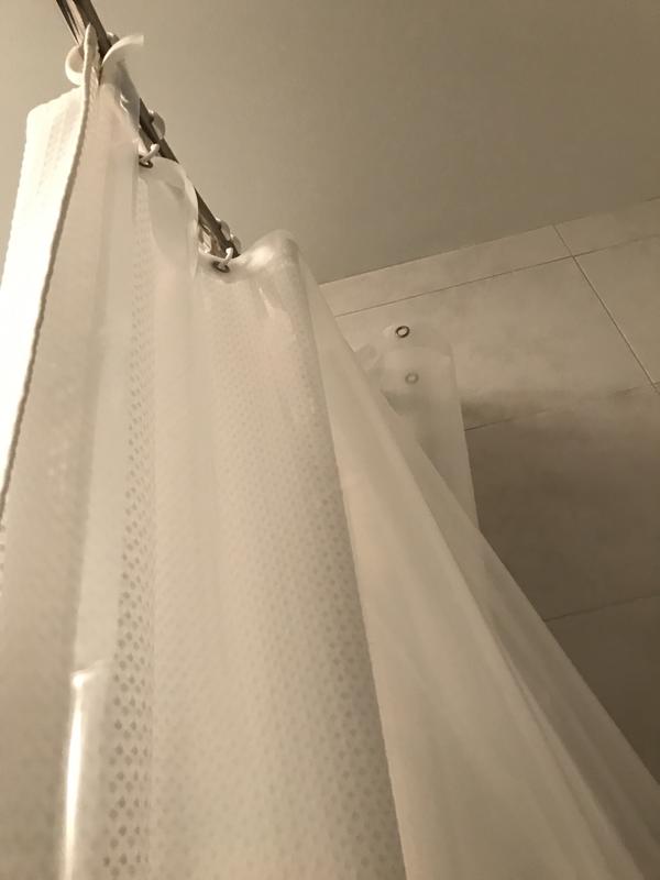 Ne tient pas dans les œillets Trop rigide le rideau