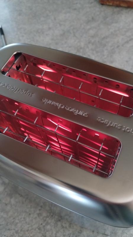 Heating elements on the outside of one slot appear not to be all lighting up