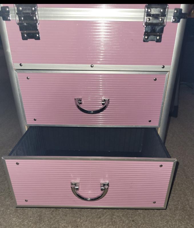 No locks,as you can see. The drawers won't stay shut when you move it