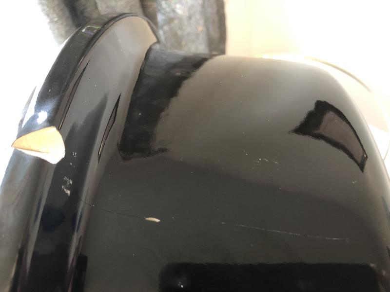 La fissure au rebord descends jusqu’au milieu du fond du contenant de céramique