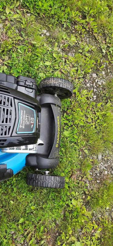 Les roues de biais lorsqu'on rège la tondeuse à hauteur normale de coupe