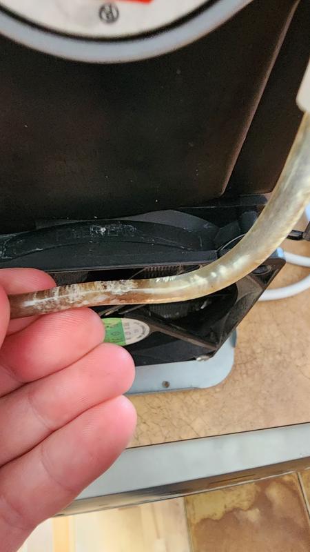 La brûlure est sur la partie intérieur du tube, là où le tube est collé sur le compresseur.