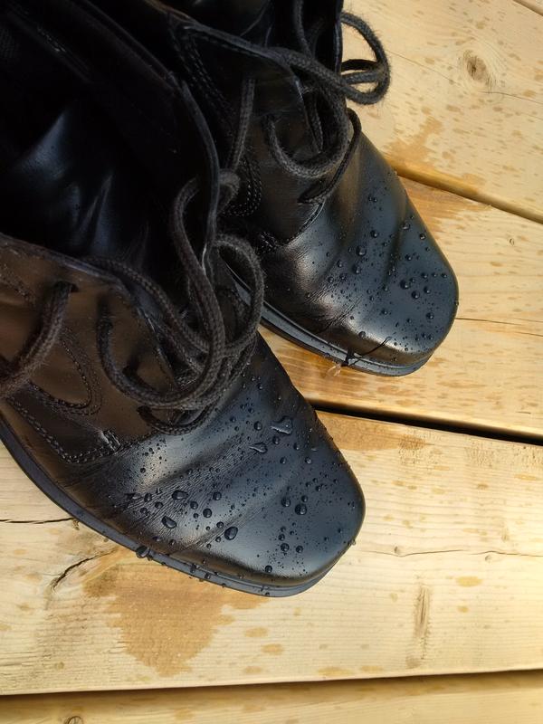 Sprayed ankle boots; after drying (1).