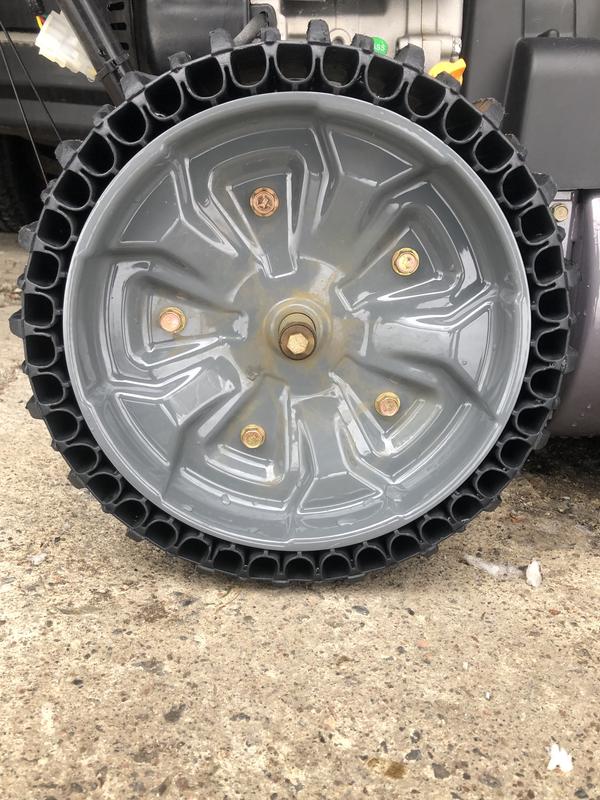 Pneu plastique rigide