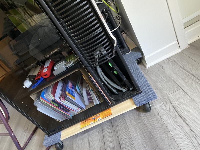 Face du chariot avec meuble télévision dessus