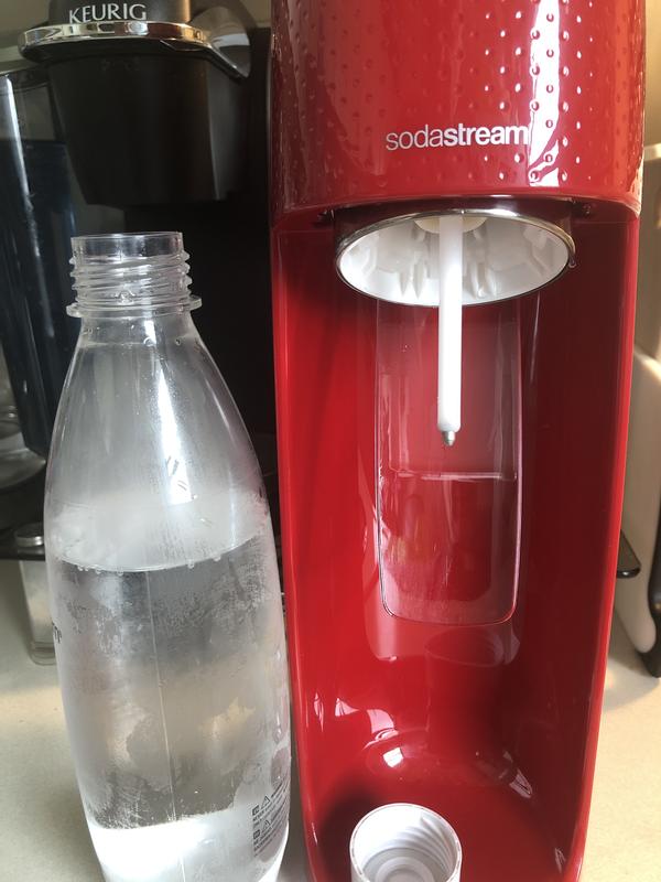 Easily press the button on top to “pump” Co2 to your water!