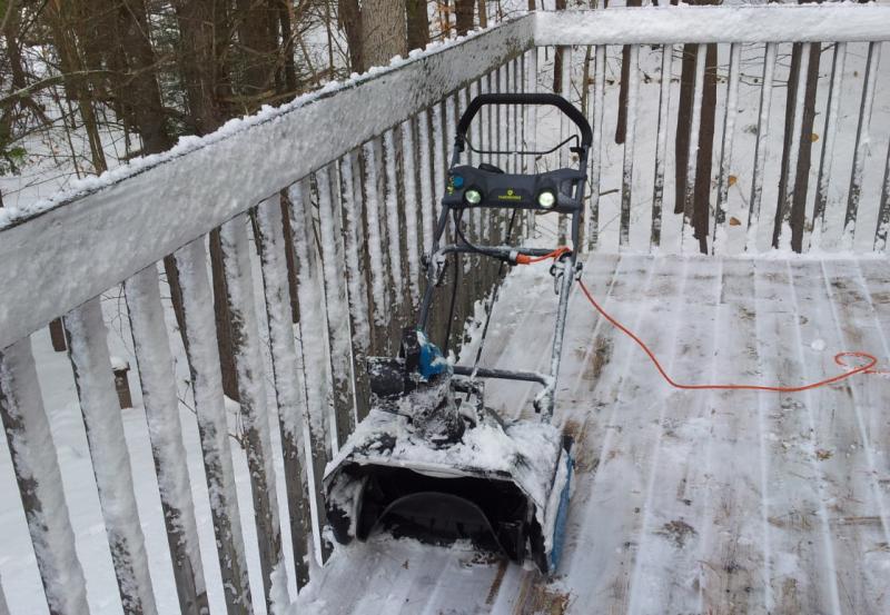 2 led lights, 20 inch and cleans snow right right up against the posts