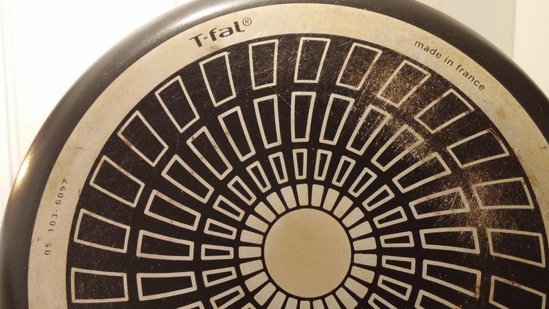 Poêle T-fal dont le revêtement extérieur disparait avec le temps.