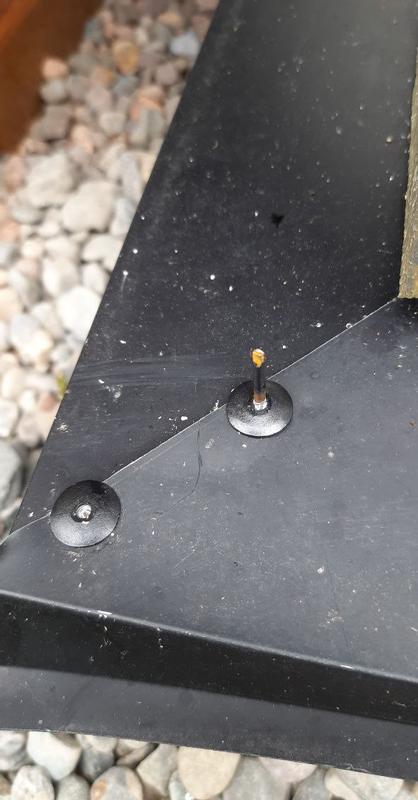 Premier correct et deuxième rivet avec tige non coupée