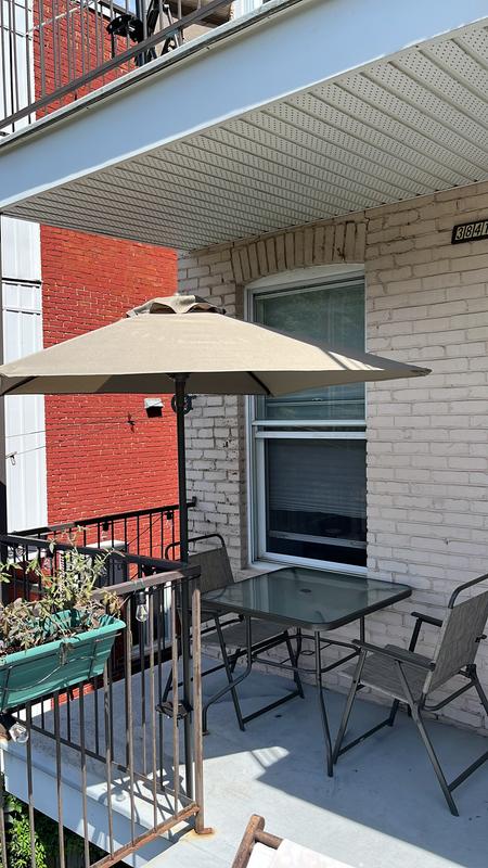 It comes with 4 chairs