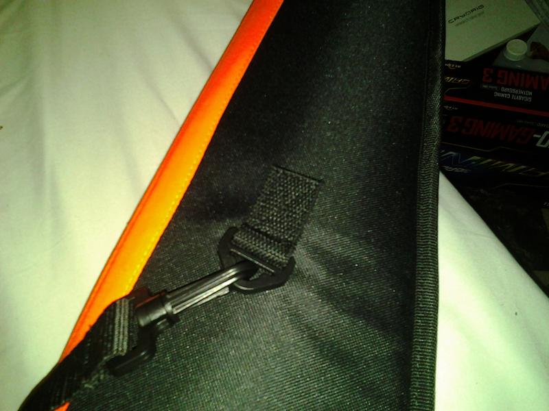 Small pocket, Fine stitches, Lot's of space, Shoulder strap not quite.