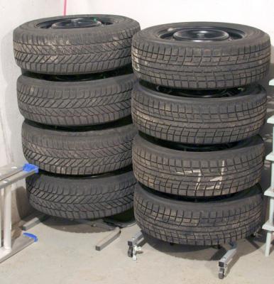 Stands with 15" and 16" wheels.