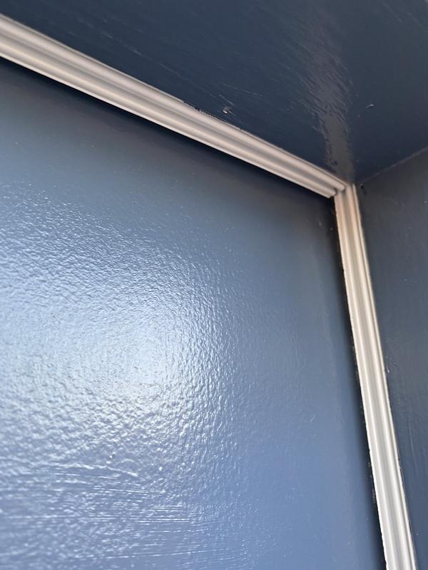 Magnets do not stick even if you pull the door closed tightly.