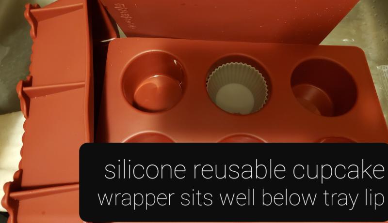 Muffin tray with 1 cupcake wrapper/liner