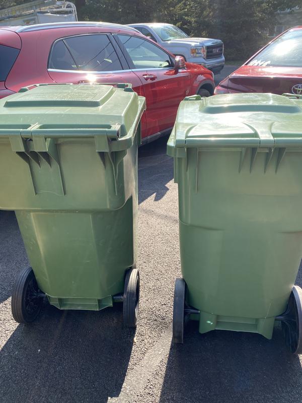 On all 3 pictures the left container (the old type) shows better reinforcement with thicker material.