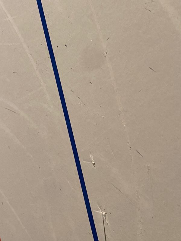 La surface de hockey marque facilement. La photo a été prise après une heure d'utilisation.