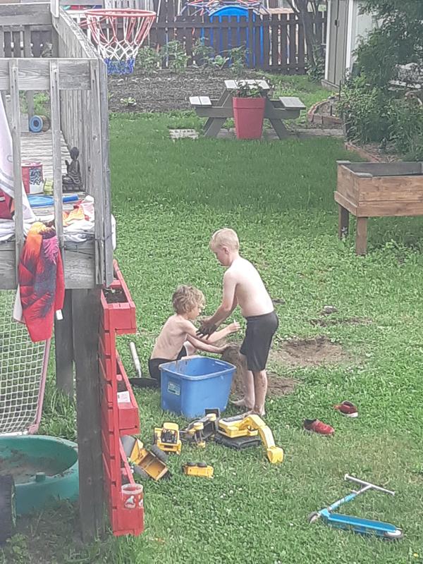 Un bac de hot wells, des camions et du sable voilà des enfants heureux