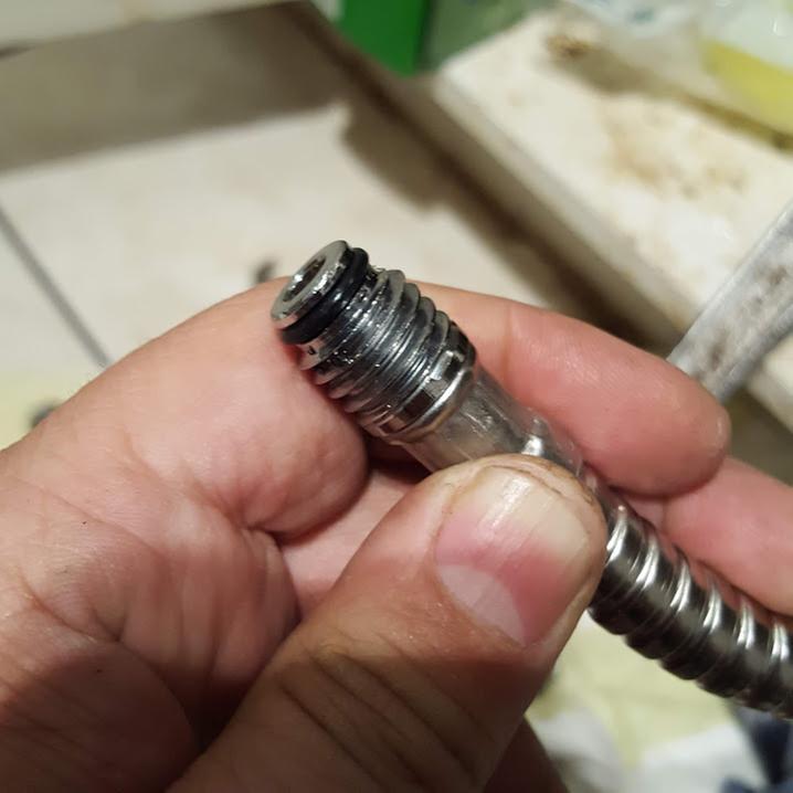 this is the hose,, supposed to have the quick connector adapter