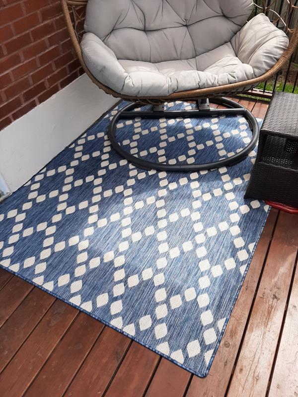 beau tapis aux motifs géométriques