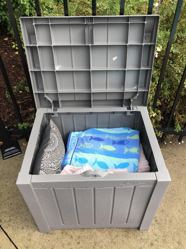 Près de la piscine (photo prise tout de suite après une pluie)