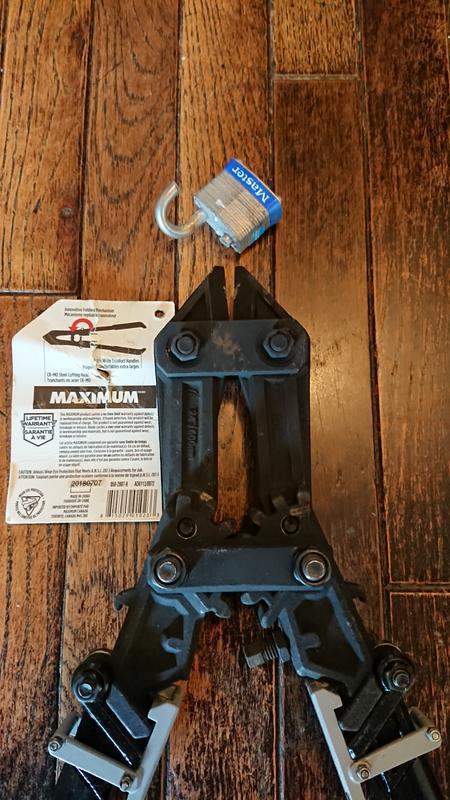 No dents on blades, minor paint wear.