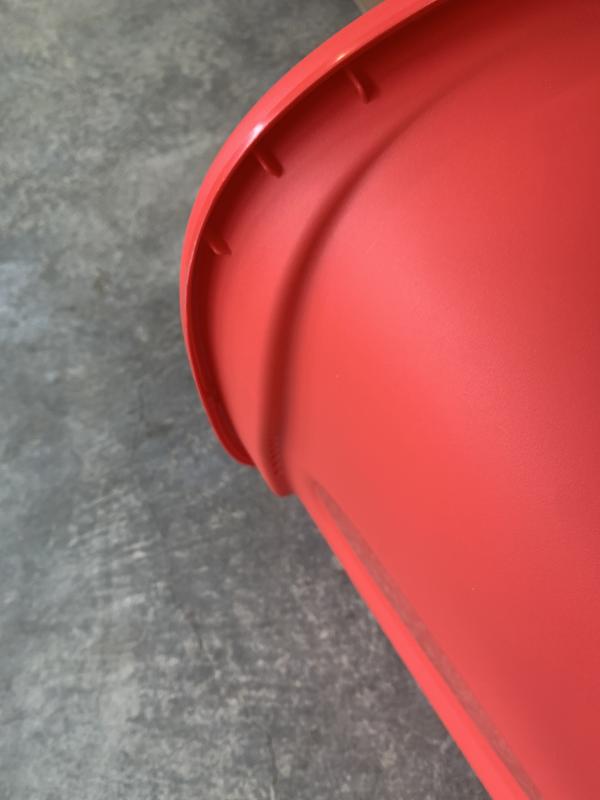 Small smooth rounded handles.