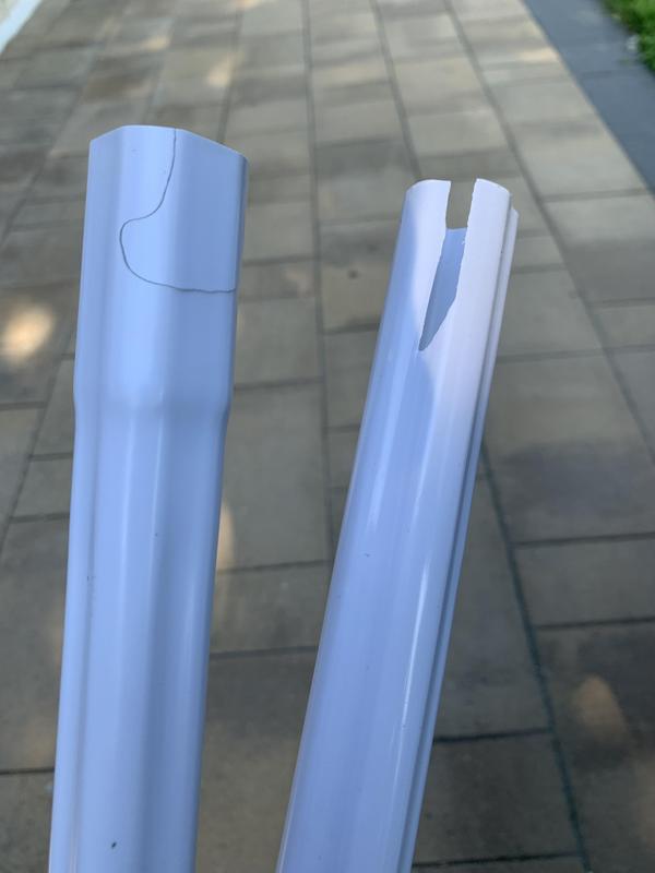 Deux morceaux d'un poteau brisé à la jonction