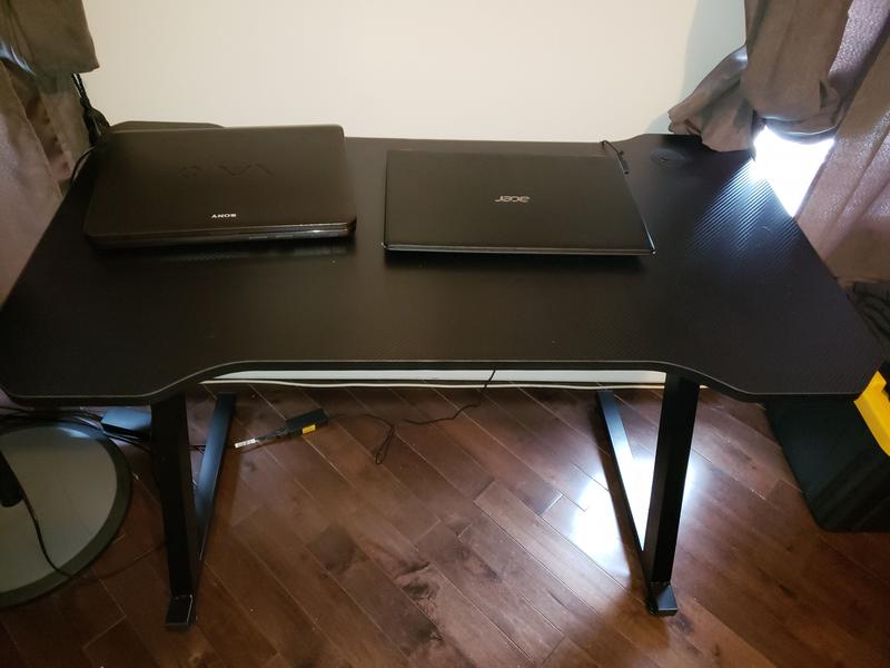 Table pour ordinateur finition de carbone et metal solide