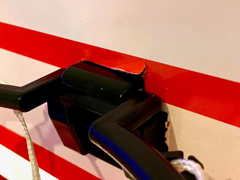 Le panier de basket est très fragile, comme le montre la photo après une heure d'utilisation. Va probablement briser rapidement.