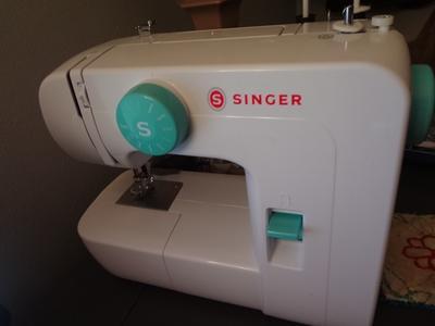 Singer Accessory Kit with 3 Sewing Feet and 8 Bobbins