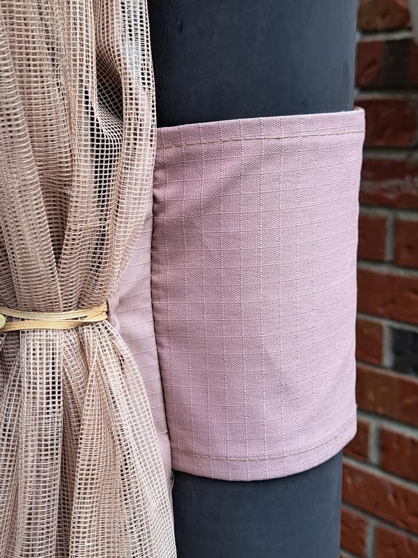 La couleur du gazebo est la même que l'attache