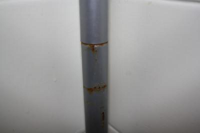 Derrière l'un des supports