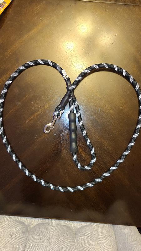 Durable dog lesh with grip handel