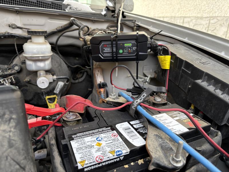 Battery Maintainer using alligator clamps and eyelets for battery connection