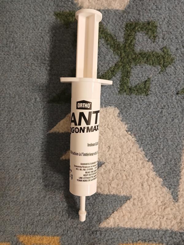 The syringe type package with the gel bait