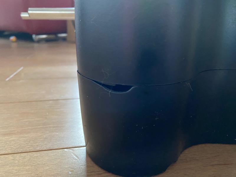 Un coin de table est endommagé à sa sortie de l'emballage