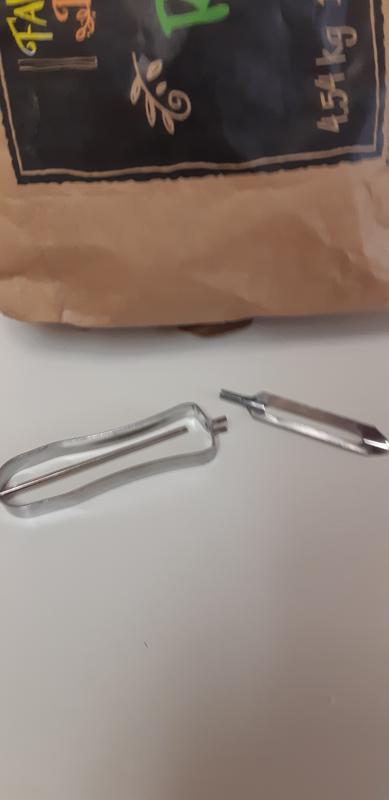 It took only 3 potatoes to kill this cheaply made peeler. That averages over one dollar per peeled potato!!!