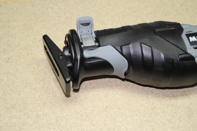 Tool free blade change, latch stays open until closed, makes blade changing easier.