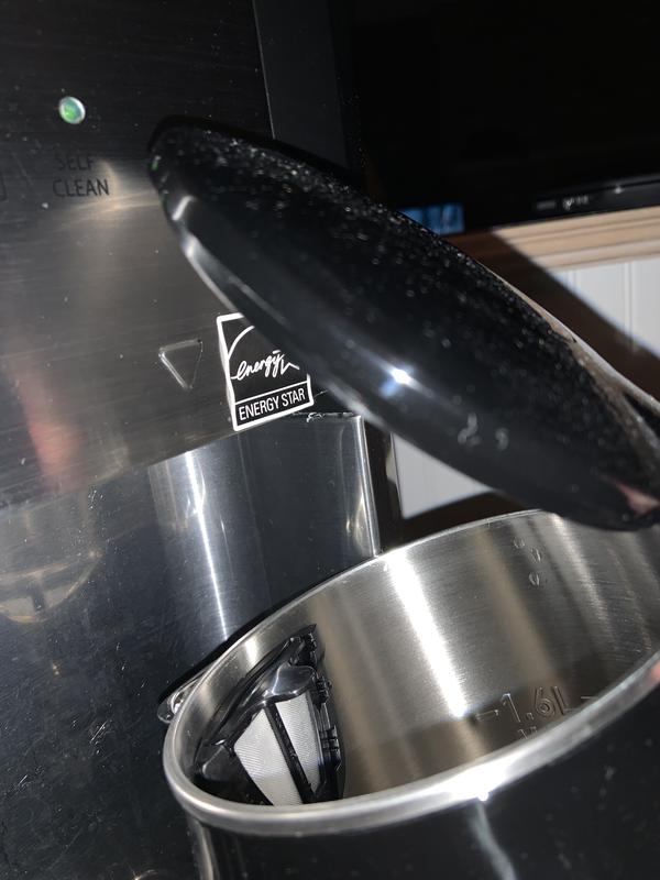 Lid gets in the way of filling