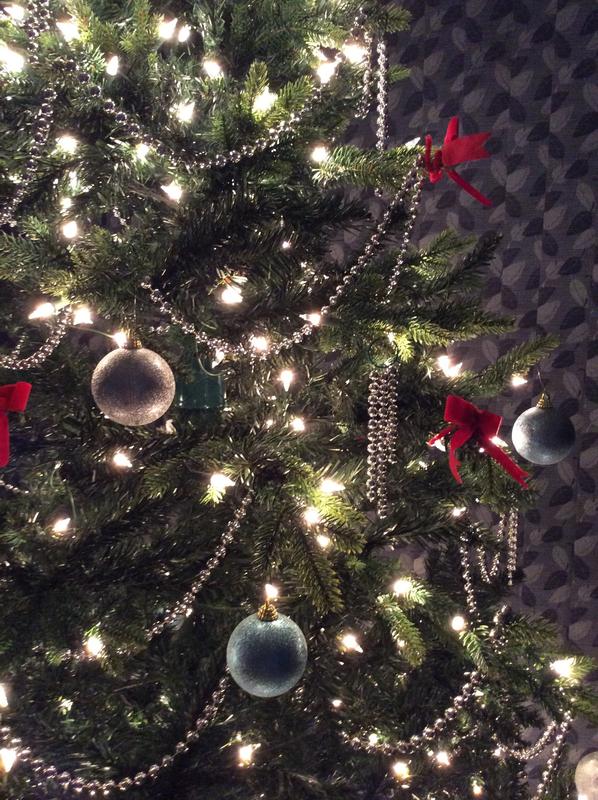 NOMA PreLit Kensington Christmas Tree with Tree Stand, 450