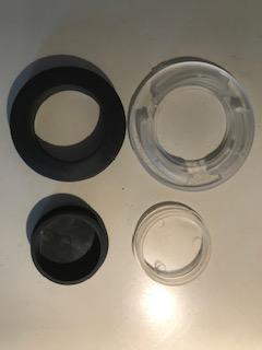 il y en avait deux dans le sac: un transparent avec des prises et un brun plus petit mais ils ne fonctionnent pas