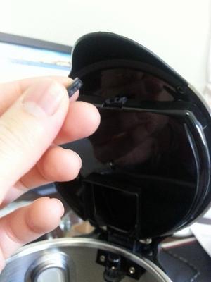 Broken plastic to hold down lid