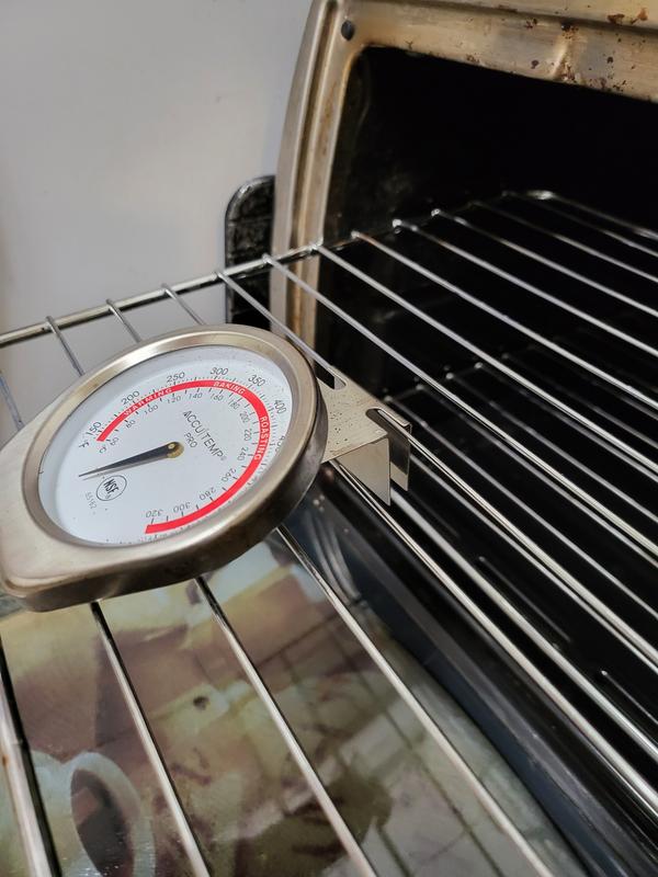 Adjustable clip. Easy to secure in oven and avoid being in the way of containers