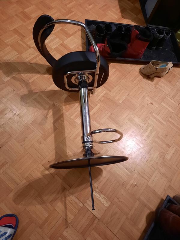 La soudure qui a lâché à la base du pied laisse sortir la tige qui ajuste la hauteur du siège.