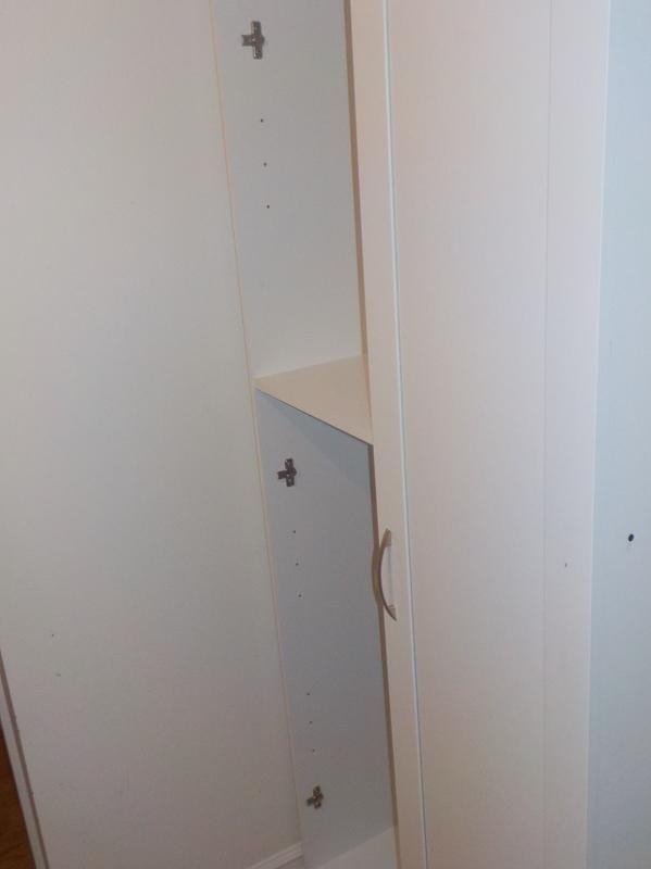 regardez la distance de ,la penture en haut et celle d'en bas