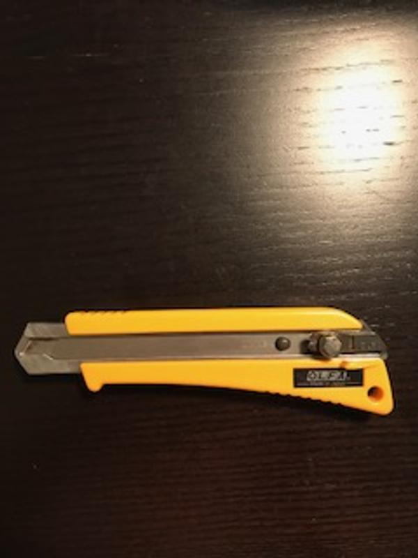 Knob on blade broken off.