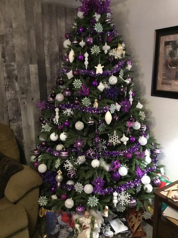 Arbres avec ornements blancs ajoutés.